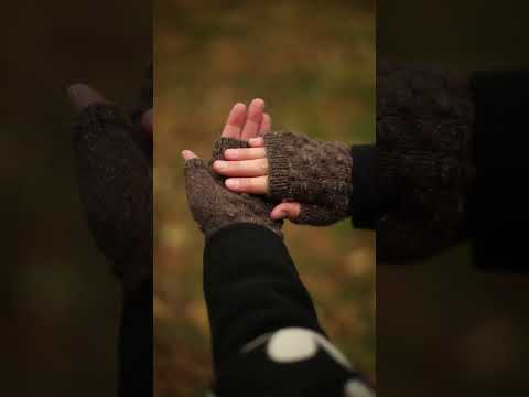 Шоколадні жіночі мітенки ручної роботи з пупирками, видео 1