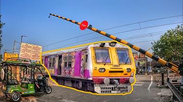 🔥 Automatic railgate closing and Indian local train spotting in Howrah Katwa line.