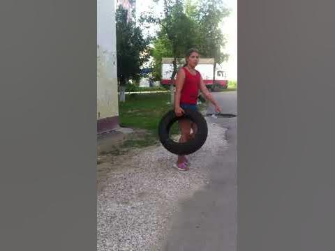 девочка катит колесо - YouTube
