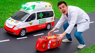 Hé, docteur ! Une voiture de course arrive à l'hôpital. Jouets pour les tout-petits
