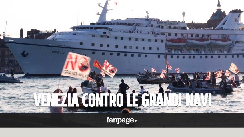 Venezia protesta contro navi da crociera tra i canali: 