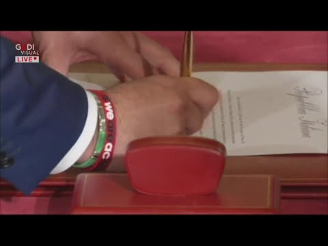 Governo, Salvini giura davanti a Mattarella: mentre firma spunta il braccialetto del Milan