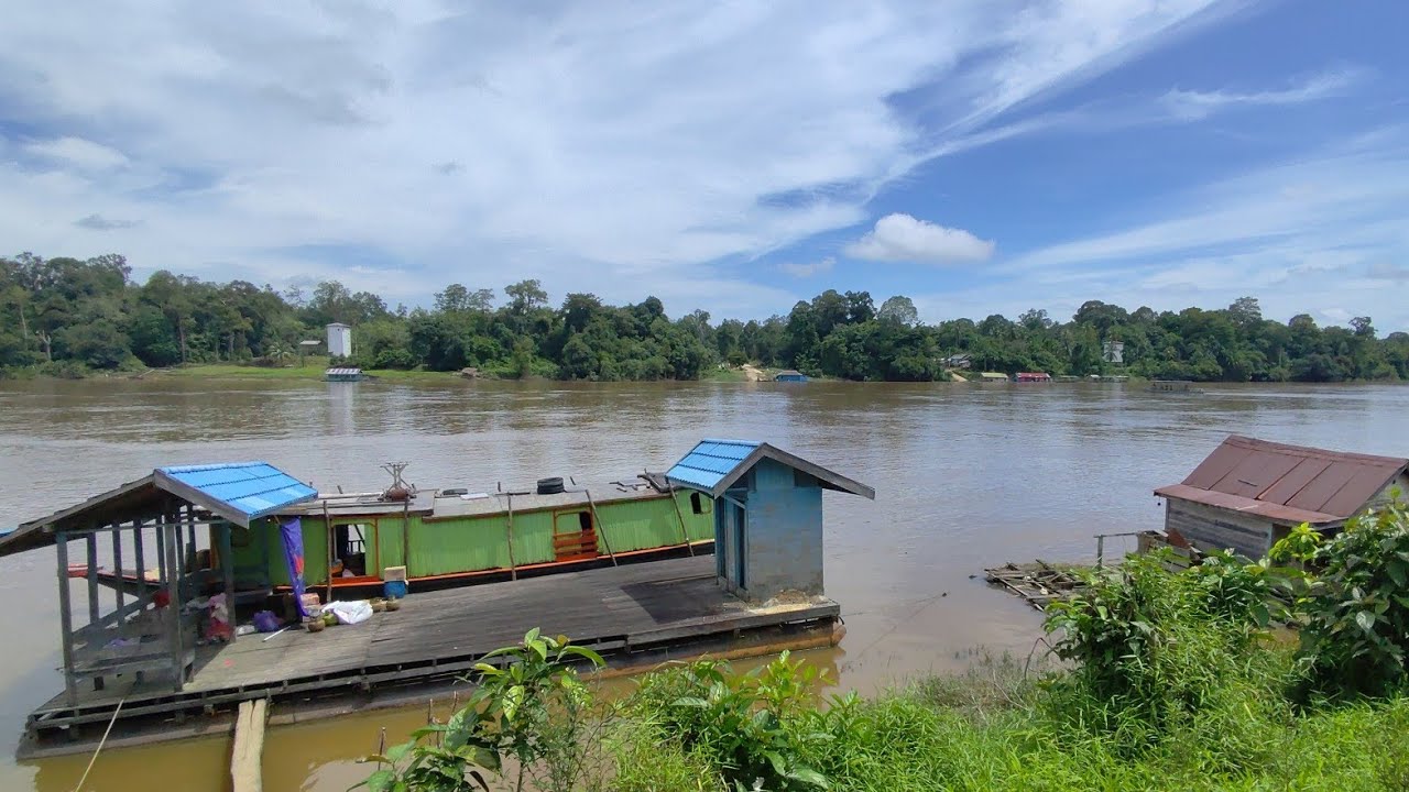 Kapal Dagang dari Kalsel ini singgah di perkampungan DAS BARITO. Desa Nihan Hilir, Kalimantan Tengah