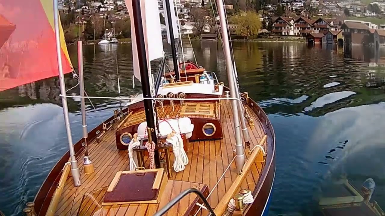 Segeln auf spiegelglattem Wasser