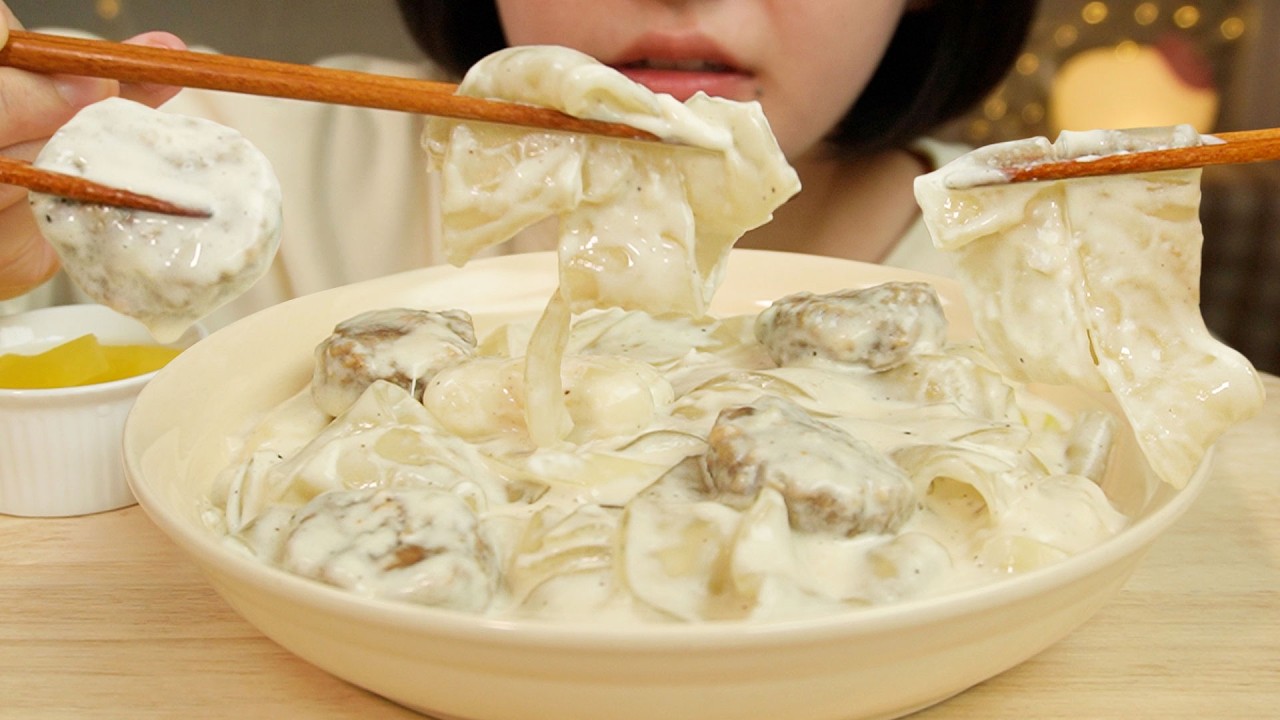 ASMR Мукбанг: токпокки с чесночным сливочным соусом 【Русские субтитры】