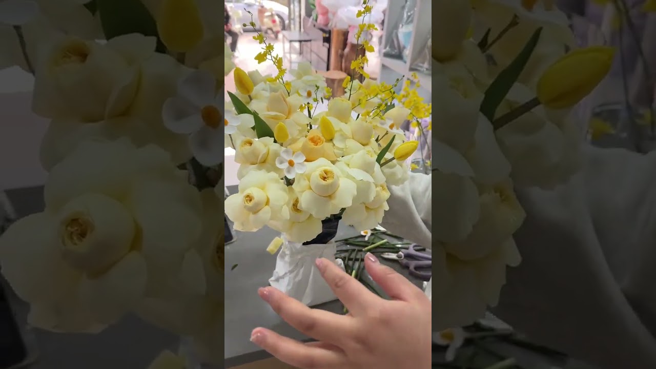 Bright-colored cream cup bouquet