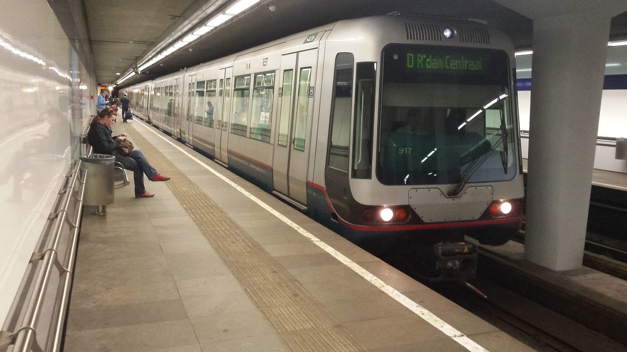RET Metro 2*Type RSG3 en Combi Type S+B op station Leuvehaven, Rotterdam