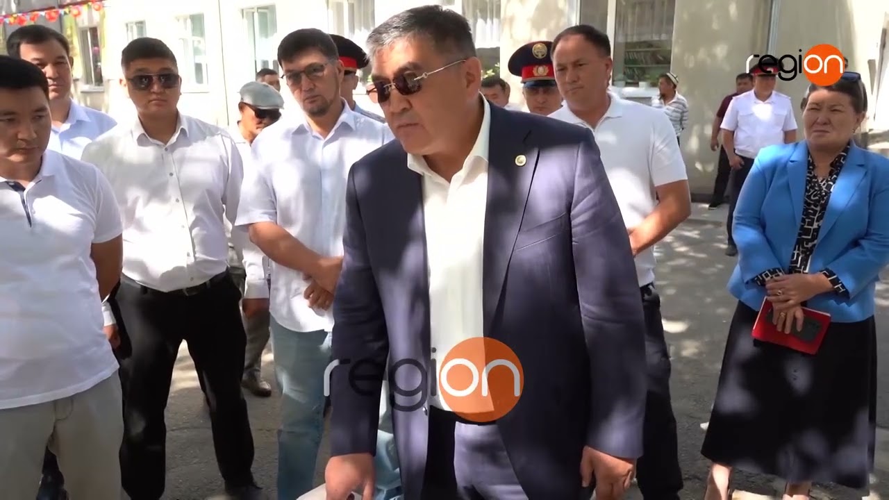 КАМЧЫБЕК ТАШИЕВ ОКТЯБРЬ АЙЫЛЫНДАГЫ МЕКТЕПКЕ БАРДЫ