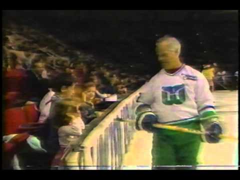 Video: Gordie Howe Čistá hodnota: Wiki, ženatý, rodina, svatba, plat, sourozenci