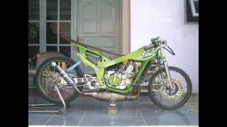 Download Lagu Monkey Boots - Free MP3