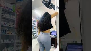 Angie Suz Perfeita De Calça Jeans Na Farmácia