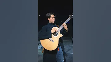 When a guitarist joins an opera…