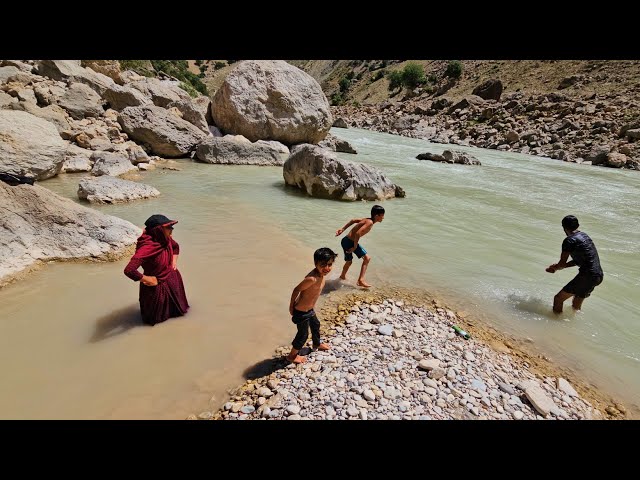 Nomadic Life: The Kuoch Family’s Joyful Day Swimming and Bonding by the River🏊🏻 class=