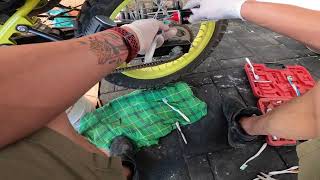 Como lavar y engrasar cadena de moto sin parador en casa. paso a paso by El Enfer 111 views 1 year ago 3 minutes, 52 seconds