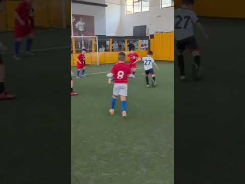 Video Giovanni Paolo, il piccolo Zidane, danza sulla palla e fa goal!