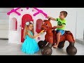 डायना और रोमा एक खिलौने के घोड़े के साथ खेलते हैं