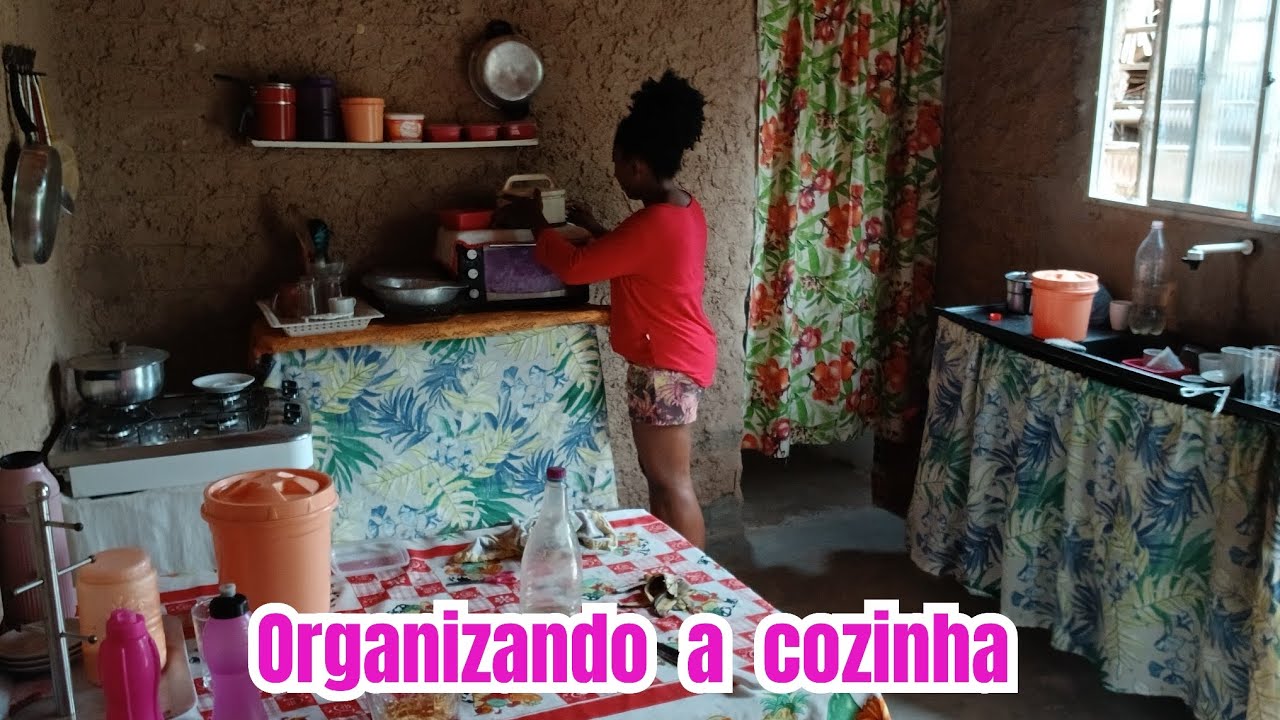 Organização da cozinha da casinha de taipa 