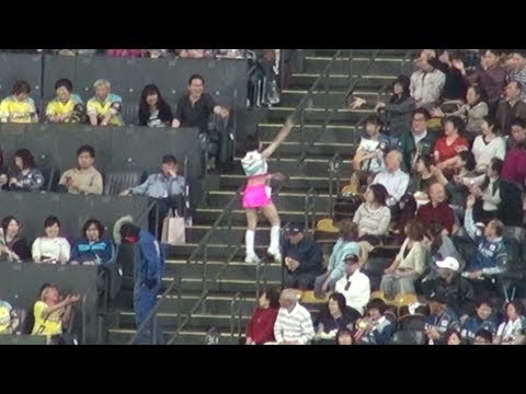 180422 ローソンルーレットでボールを投げ入れるファイターズガール近藤朋華さん