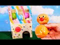 アンパンマンとバスボールが出てくるガチャガチャで遊ぼう！どんなマスコットが出てくるかな？