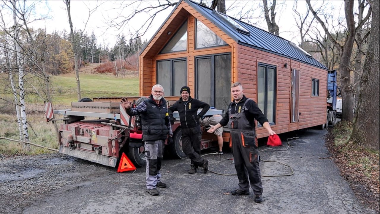 Naczepa typu Tiefbett z domkiem letniskowym narobiła kłopotów ! Policja objazdy polem i komplikacje