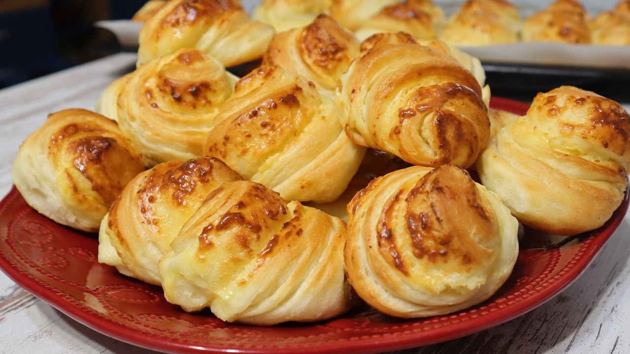 Простая пирожка с сыром! Она даже не успела остыть — и тут же съедена!