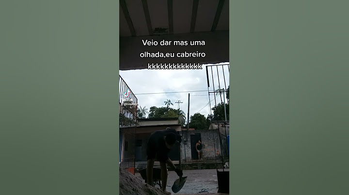 Chutando bola no portão dos vizinhos kkkk