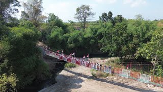 Merah Putih Berkibar di Jembatan Gantung Perintis Garuda! Warga Tumapel Sambut dengan Sukacita