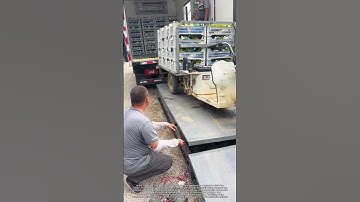 The small hydraulic platform facilitates the loading and unloading of goods.