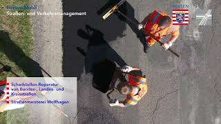 Schadstellen-Reparatur Mit Straßenwärter Lucas Wöllenstein