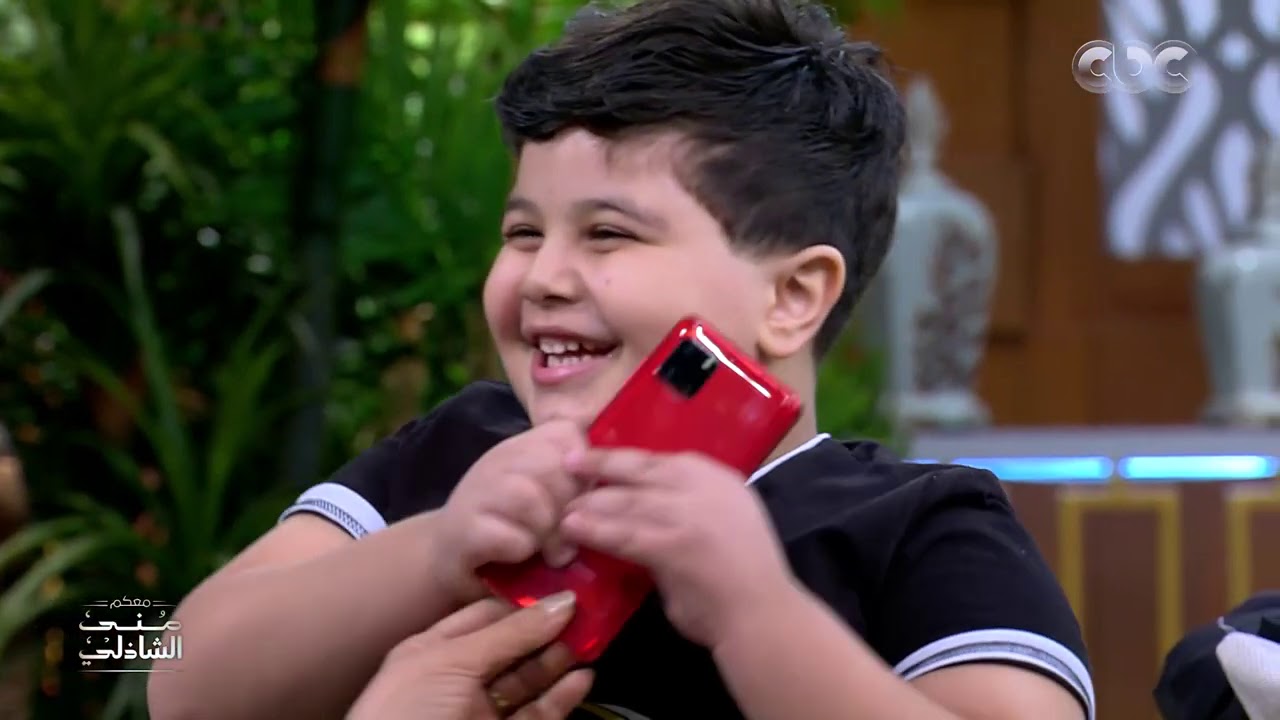 موتنا من الضحك على رد فعل الطفل تيم لما شاف هدية منى الشاذلي