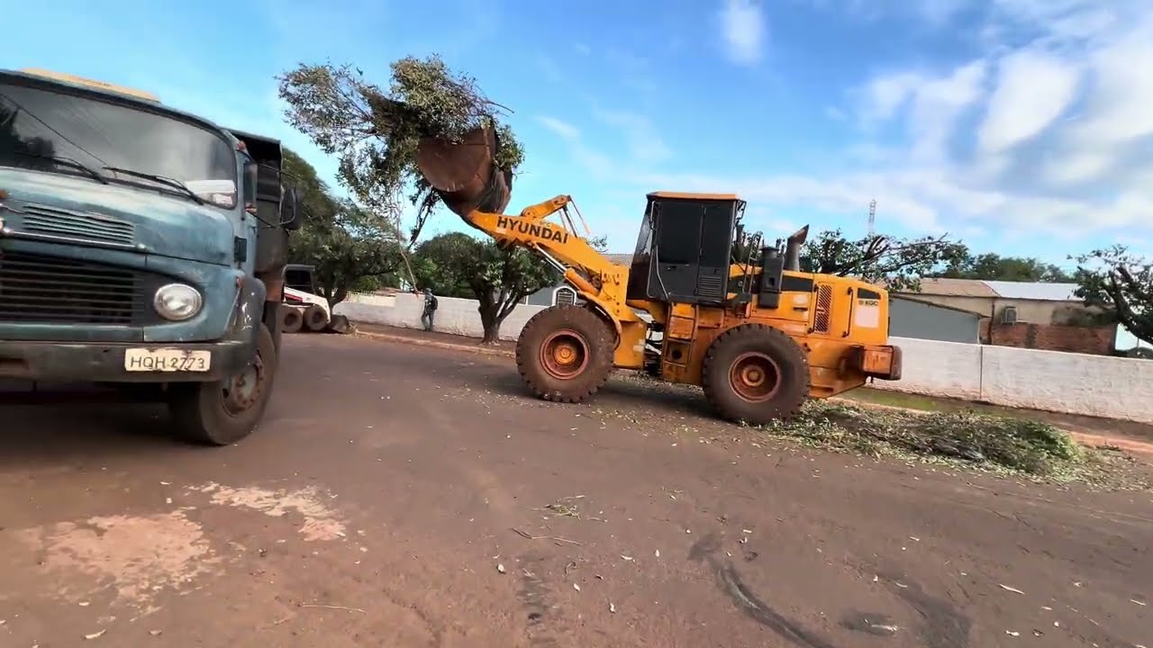 Máquinas pesadas trabalhando pra limpar as ruas da cidade dessa manhã 