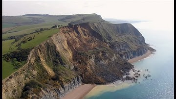 Jurassic Coast cliff collapse (biggest in 60 years) (UK) - BBC News - 14th April 2021