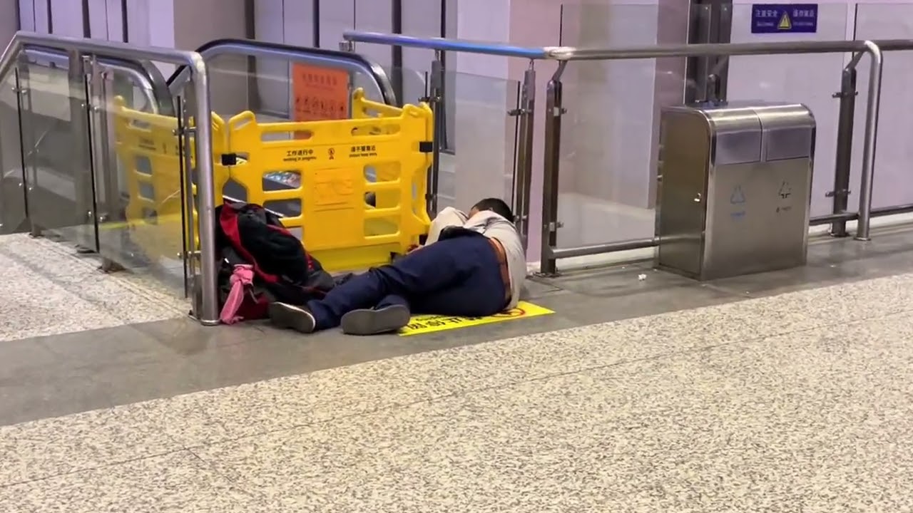 实拍晚上11点菏泽火车站真实情况，镜头全部记录下来