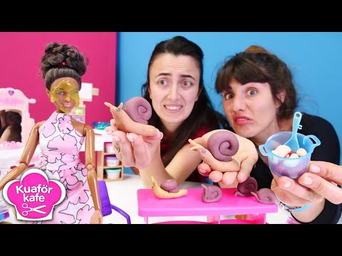 Kızlar Barbie Fransız müşteriye salyangoz bakımı yapıyorlar! Kız oyunları
