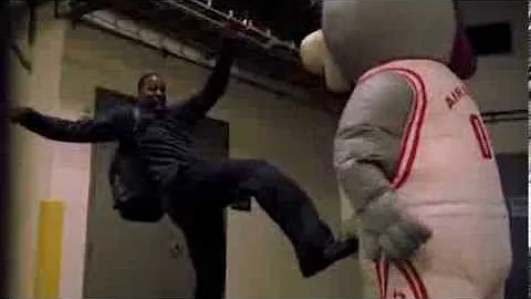 Houston Rockets Mascot scares the sh*t out of Dwig...