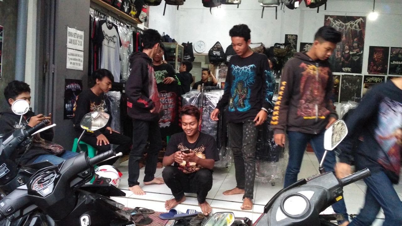 ngopi dulu lurrr... suasana kekeluargaan xtab sadulur di XTAB DISTRO