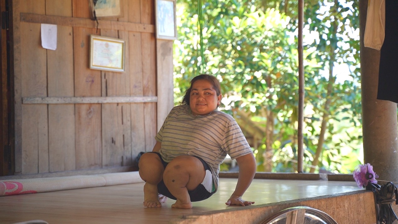 Người Mẹ Lùn Tàn Tật Không Chồng Nhận 2 Đứa Con Nuôi Dù Gia Cảnh Nghèo Khó