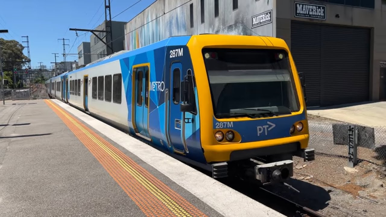 Metro X'Trapolis Arriving at Chatham Station from Belgrave to Flinders Street