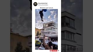 Balonla Uçan Çocuk