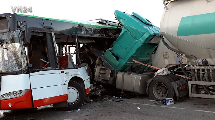 VN24 - Truck crashes into school bus on B475 highway in Germany