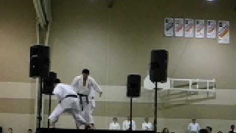 Takashi Yamaguchi explains a part of Junro Yondan