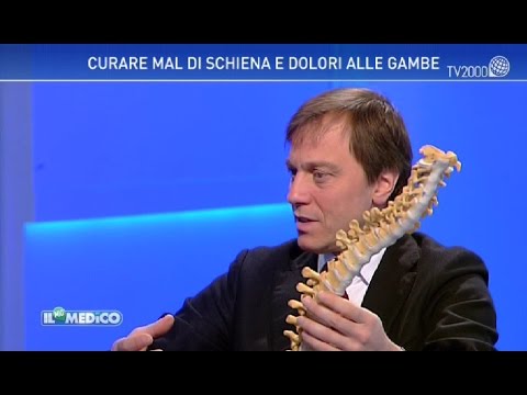 Dolori in reparto di petto di una spina dorsale allatto di respiro