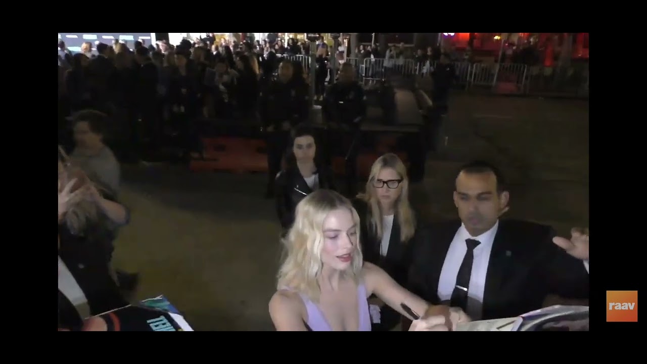 Марго Робби раздает автографы фанатам? Вечер голливудского кино.