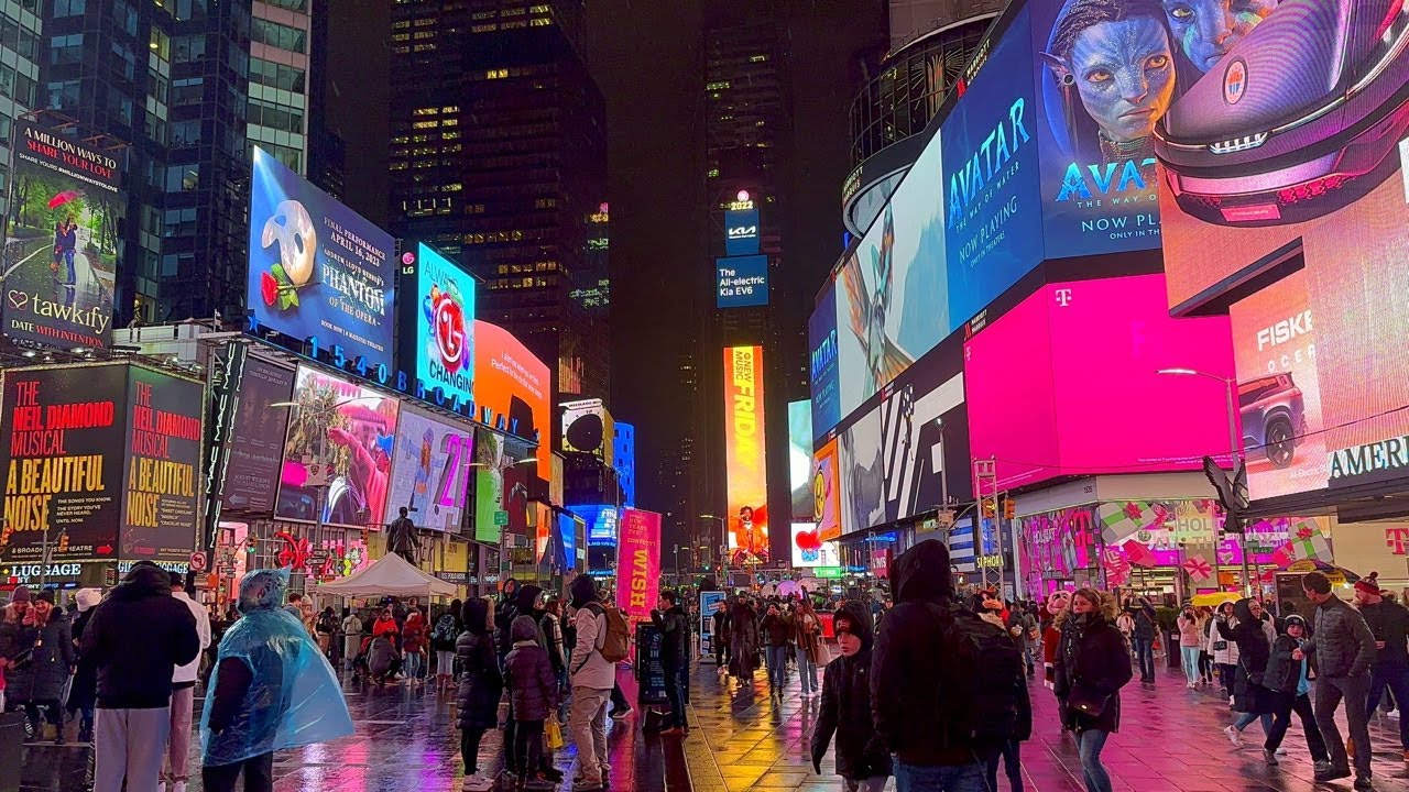 New York City LIVE Rainy Day Midtown Manhattan (December 16, 2022