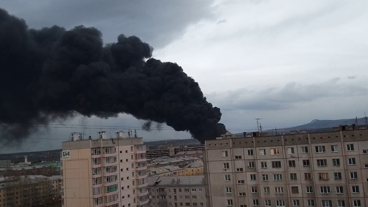 Что горит на левом берегу. Что горит в Красноярске сейчас. Пожар в Красноярске сейчас. Сгоревший завод. Пожар на Красмаше в Красноярске.