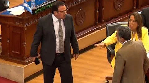 Discusin entre diputados Francis Zablah y Shafick ...