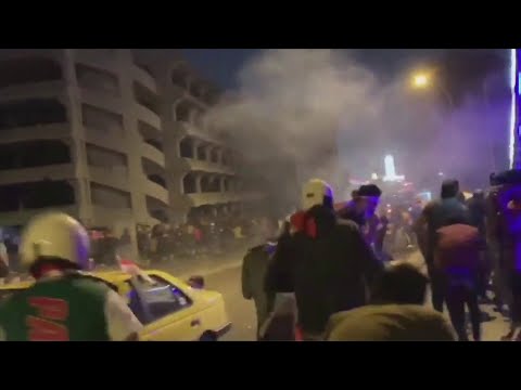 شاهد القنابل المسيلة للدموع تتساقط على المحتجين في بغداد 