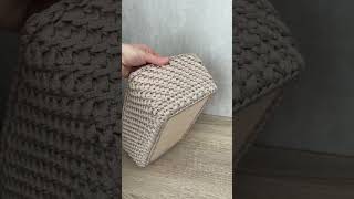 Прямоугольная корзина из шнура крючком с деревянным донышком #knittig