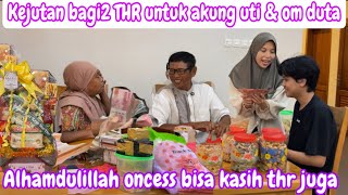 Kejutan Bagi2 Thr Untuk Akung Uti U0026 Om Duta  Alhamdulillah Oncess Sudah Bisa Kasih Thr Juga