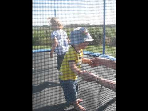 Bastian og Emma hopper i trampolin